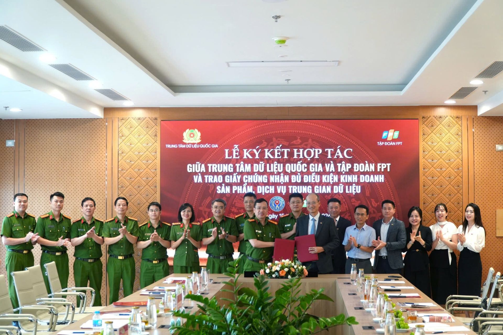 Tập đo&agrave;n FPT v&agrave; Trung t&acirc;m Dữ liệu quốc gia k&yacute; kết bi&ecirc;n bản ghi nhớ hợp t&aacute;c.