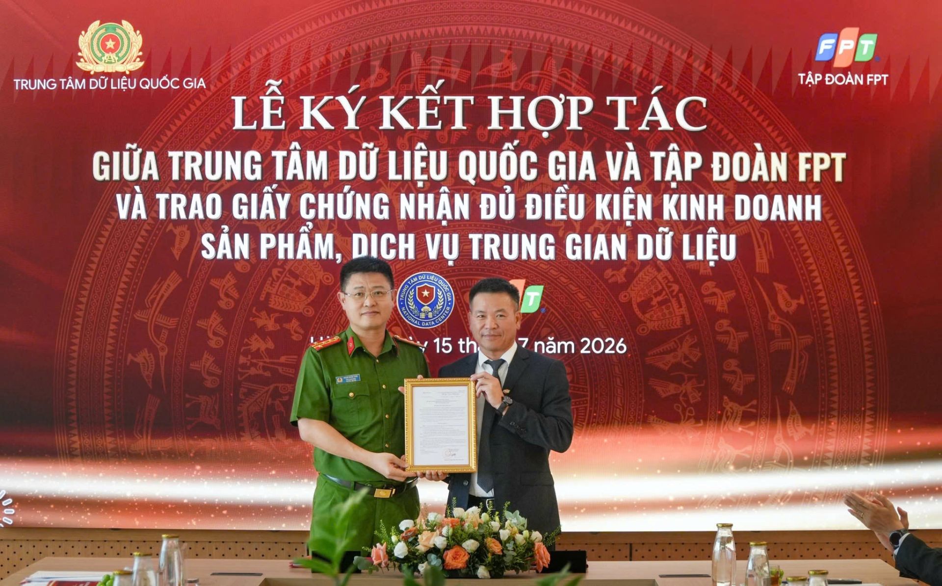 Trung t&acirc;m Dữ liệu quốc gia trao giấy chứng nhận đủ điều kiện kinh doanh sản phẩm, dịch vụ trung gian dữ liệu cho Tập đo&agrave;n FPT.