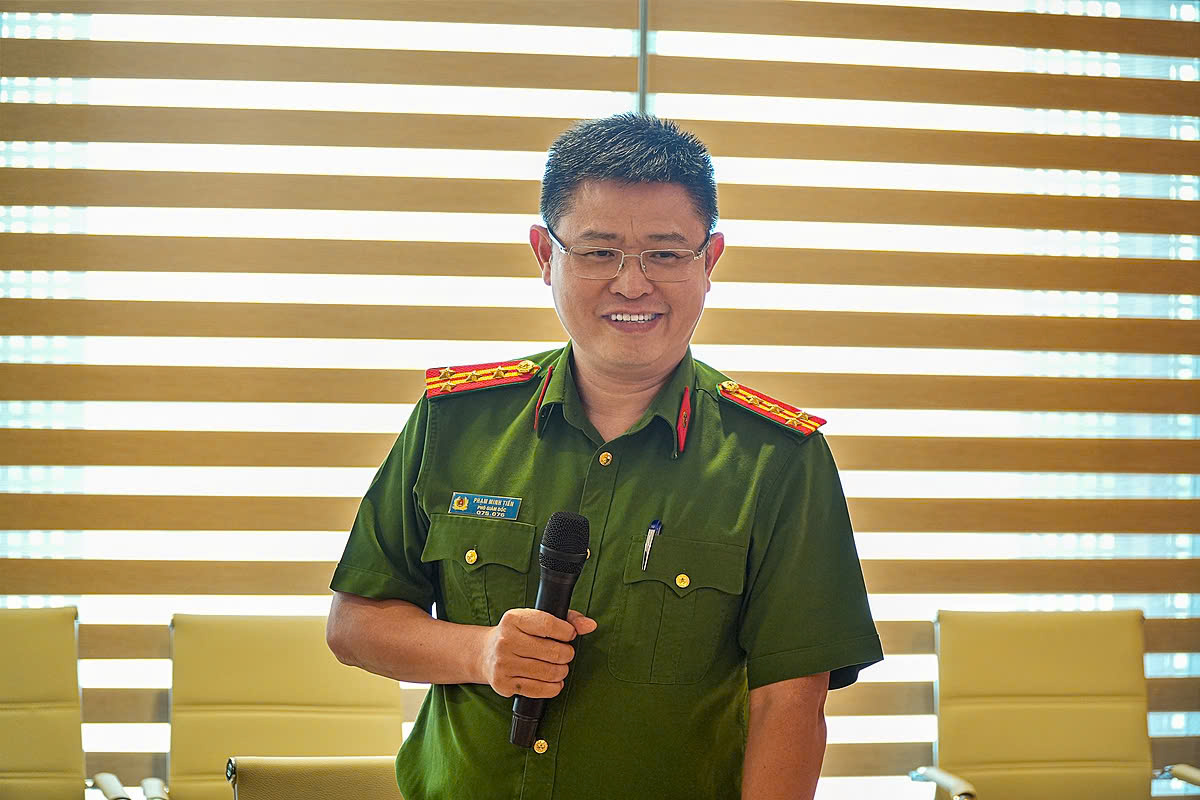 Đại t&aacute; Phạm Minh Tiến, Ph&oacute; Gi&aacute;m đốc Trung t&acirc;m Dữ liệu quốc gia ph&aacute;t biểu tại buổi lễ.