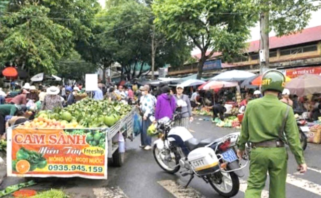 Công an phường Buôn Ma Thuột tuần tra, kiểm tra, bảo đảm trật tự đô thị và an toàn giao thông tại chợ dâ sinh Công an phường Buôn Ma Thuột tuần tra, kiểm tra, bảo đảm trật tự đô thị và an toàn giao thông tại chợ dâ sinh