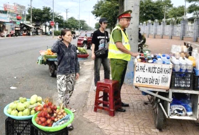Công an phường Buôn Ma Thuột tuần tra, xử lý các trường hợp sử dụng xe tự chế tham gia giao thông và buôn bán trên lòng đường, vỉa hè. Công an phường Buôn Ma Thuột tuần tra, xử lý các trường hợp sử dụng xe tự chế tham gia giao thông và buôn bán trên lòng đường, vỉa hè.