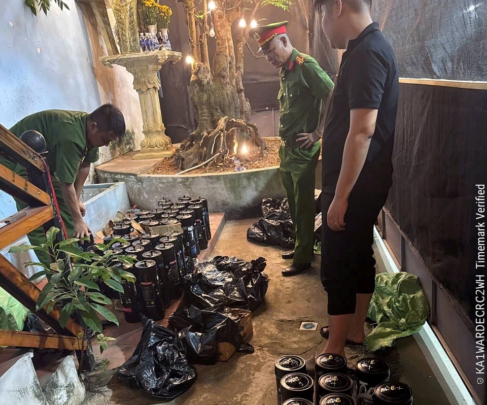 Lực lượng chức năng kiểm tra h&agrave;nh ch&iacute;nh cơ sở kinh doanh. Ảnh: C&ocirc;ng an Hải Ph&ograve;ng
