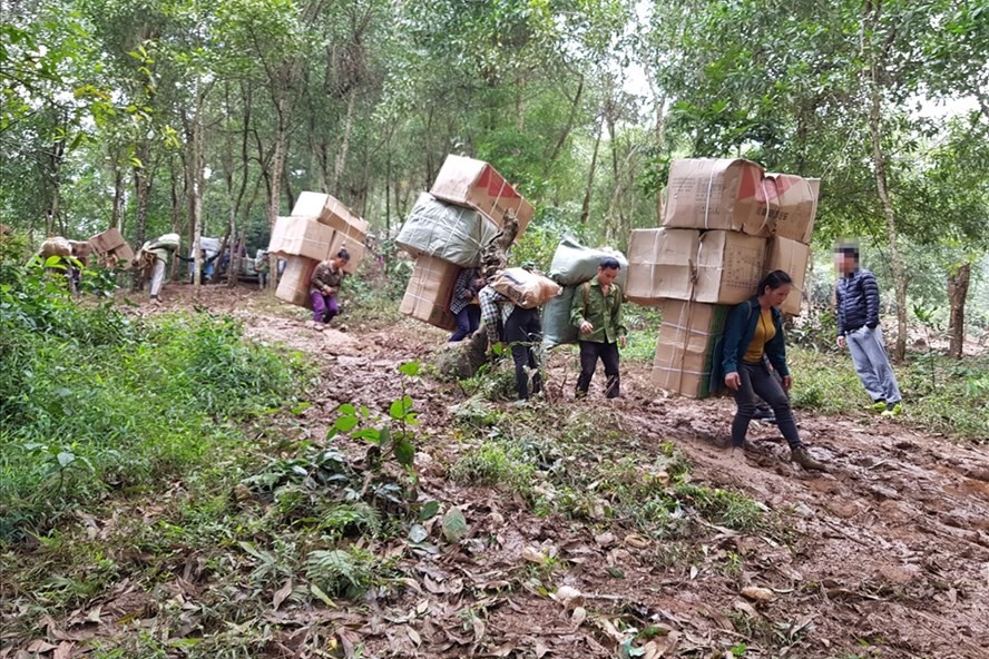 Hàng hóa được cõng từ phía bên kia biên giới về Việt Nam. Ảnh: laodong.vn Hàng hóa được cõng từ phía bên kia biên giới về Việt Nam. Ảnh: laodong.vn
