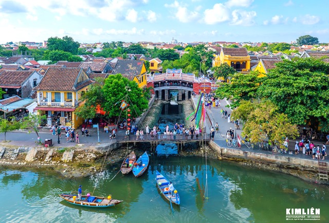 Lâu nay phố cổ Hội An đã có 4 bộ quy chế khác: Quy chế trật tự kinh doanh, quy chế che bảng hiệu quảng cáo, quy chế tham quan du lịch, quy chế hoạt động trên sông. Lâu nay phố cổ Hội An đã có 4 bộ quy chế khác: Quy chế trật tự kinh doanh, quy chế che bảng hiệu quảng cáo, quy chế tham quan du lịch, quy chế hoạt động trên sông.