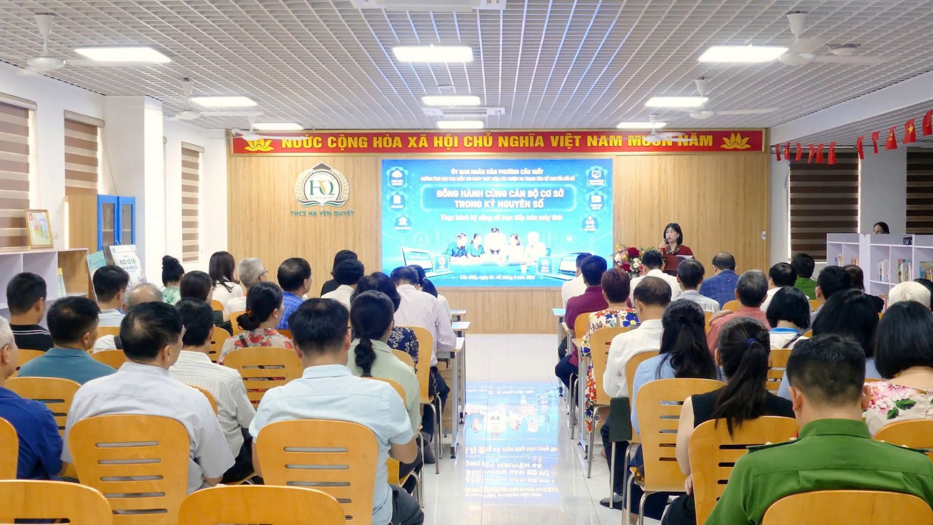 UBND phường Cầu Giấy tổ chức c&aacute;c lớp tập huấn thực h&agrave;nh kỹ năng số cho đội ngũ c&aacute;n bộ cơ sở v&agrave; th&agrave;nh vi&ecirc;n c&aacute;c Tổ chuyển đổi số cộng đồng hưởng ứng đợt cao điểm 100 ng&agrave;y thực hiện c&aacute;c nhiệm vụ trọng t&acirc;m về chuyển đổi số.