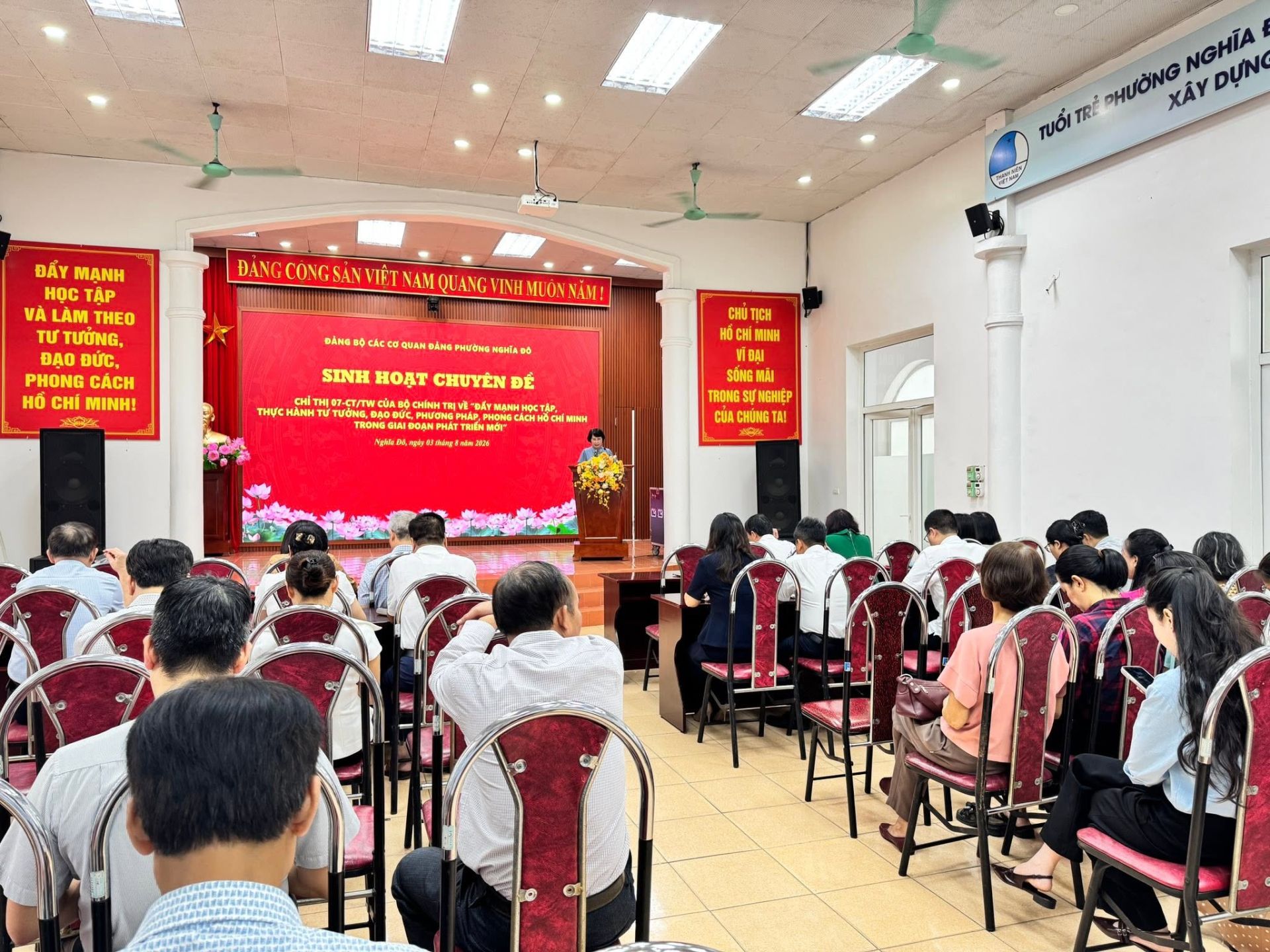 Quang cảnh buổi sinh hoạt chuy&ecirc;n đề của Đảng bộ c&aacute;c cơ quan Đảng phường Nghĩa Đ&ocirc;, qu&aacute;n triệt c&aacute;c quy định mới của Trung ương v&agrave; triển khai nhiệm vụ trọng t&acirc;m những th&aacute;ng cuối năm 2026.