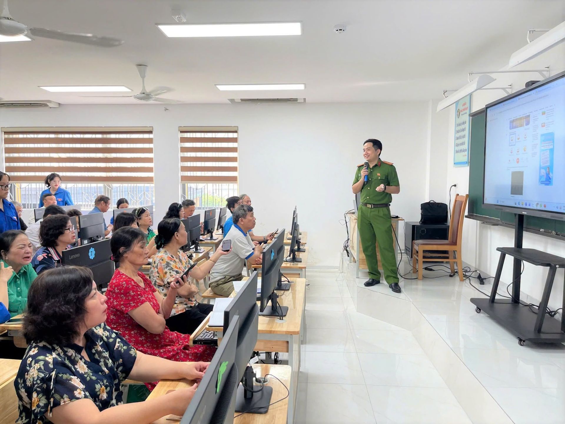B&aacute;o c&aacute;o vi&ecirc;n hướng dẫn sử dụng c&aacute;c nền tảng số thiết yếu như VNeID, dịch vụ c&ocirc;ng trực tuyến, eTax Mobile v&agrave; Viettel Tammi, gi&uacute;p c&aacute;n bộ cơ sở sẵn s&agrave;ng triển khai nhiệm vụ chuyển đổi số tại địa b&agrave;n.