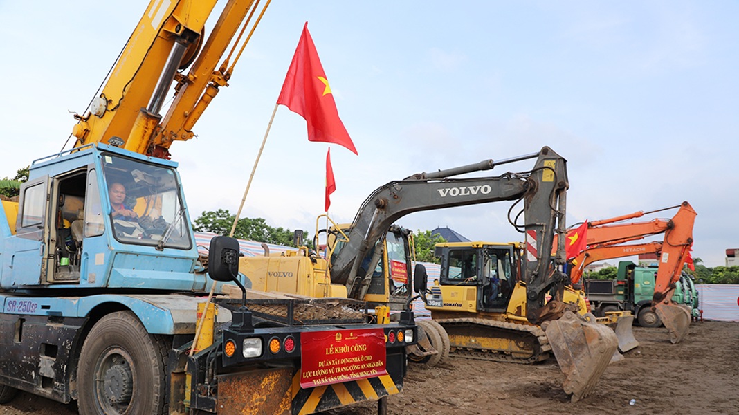 Thiết bị máy móc khởi công xây dựng dự án nhà ở cho lực lượng vũ trang Công an nhân dân. Thiết bị máy móc khởi công xây dựng dự án nhà ở cho lực lượng vũ trang Công an nhân dân.