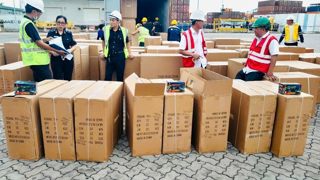 Lực lượng Hải quan phát hiện, bắt giữ nhiều sản phẩm nhập khẩu nghi vấn hàng giả mạo nhãn hiệu. (Nguồn: Hải quan) Lực lượng Hải quan phát hiện, bắt giữ nhiều sản phẩm nhập khẩu nghi vấn hàng giả mạo nhãn hiệu. (Nguồn: Hải quan)
