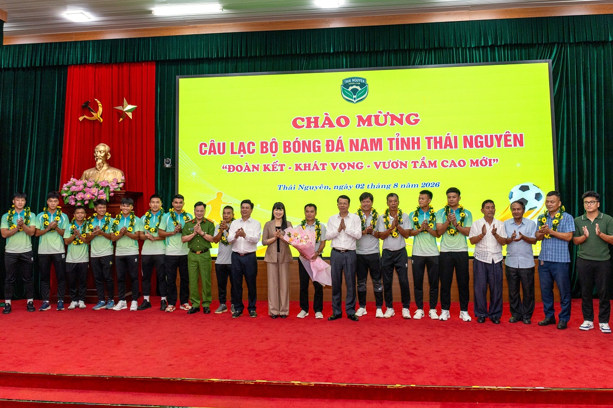 Thái Nguyên FC chính thức ra mắt, bóng đá xứ chè có cả đội nam và nữ thi đấu chuyên nghiệp. Thái Nguyên FC chính thức ra mắt, bóng đá xứ chè có cả đội nam và nữ thi đấu chuyên nghiệp.