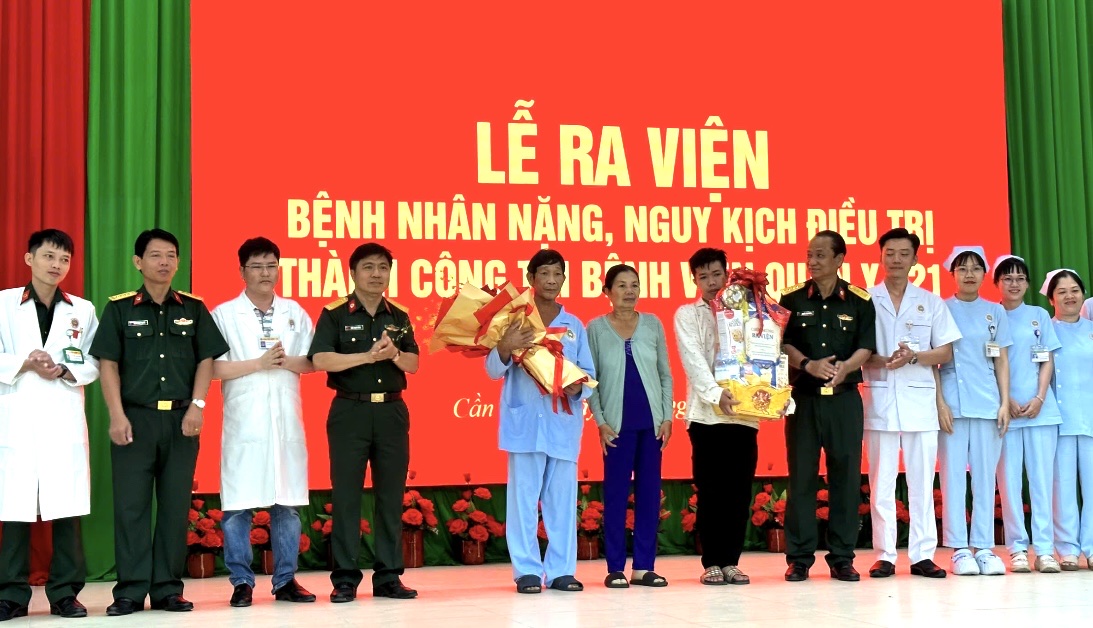 Lễ ra viện bệnh nhân nặng, nguy kịch điều trị thành công (bệnh nhân B.V.Đ hàng thứ từ trái sang) Lễ ra viện bệnh nhân nặng, nguy kịch điều trị thành công (bệnh nhân B.V.Đ hàng thứ từ trái sang)