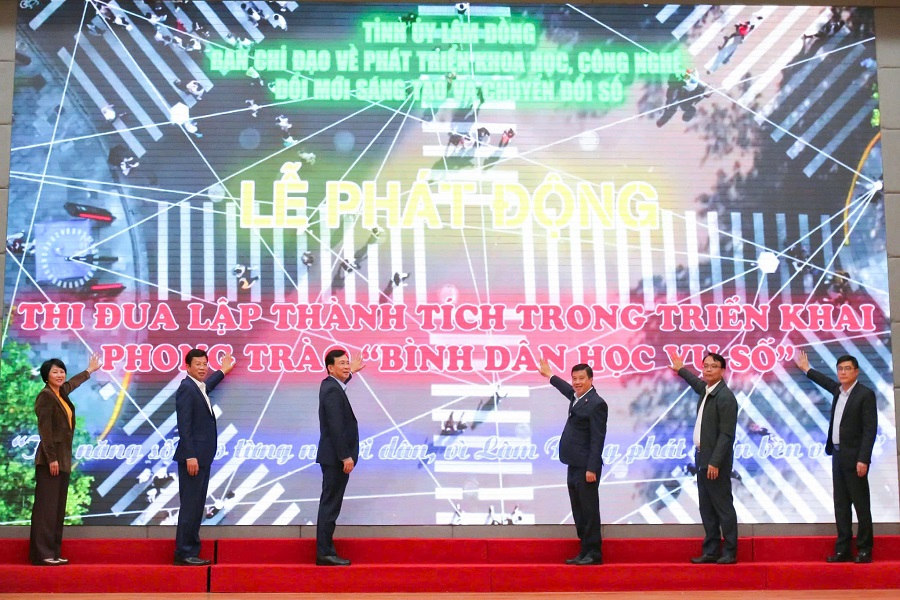 Các đồng chí trong Ban Chỉ đạo tỉnh Lâm Đồng về phát triển khoa học, công nghệ, đổi mới sáng tạo và chuyển đổi số bấm nút phát động thi đua lập thành tích phong trào Bình dân học vụ số. (Ảnh: Hạ Chúc) Các đồng chí trong Ban Chỉ đạo tỉnh Lâm Đồng về phát triển khoa học, công nghệ, đổi mới sáng tạo và chuyển đổi số bấm nút phát động thi đua lập thành tích phong trào Bình dân học vụ số. (Ảnh: Hạ Chúc)