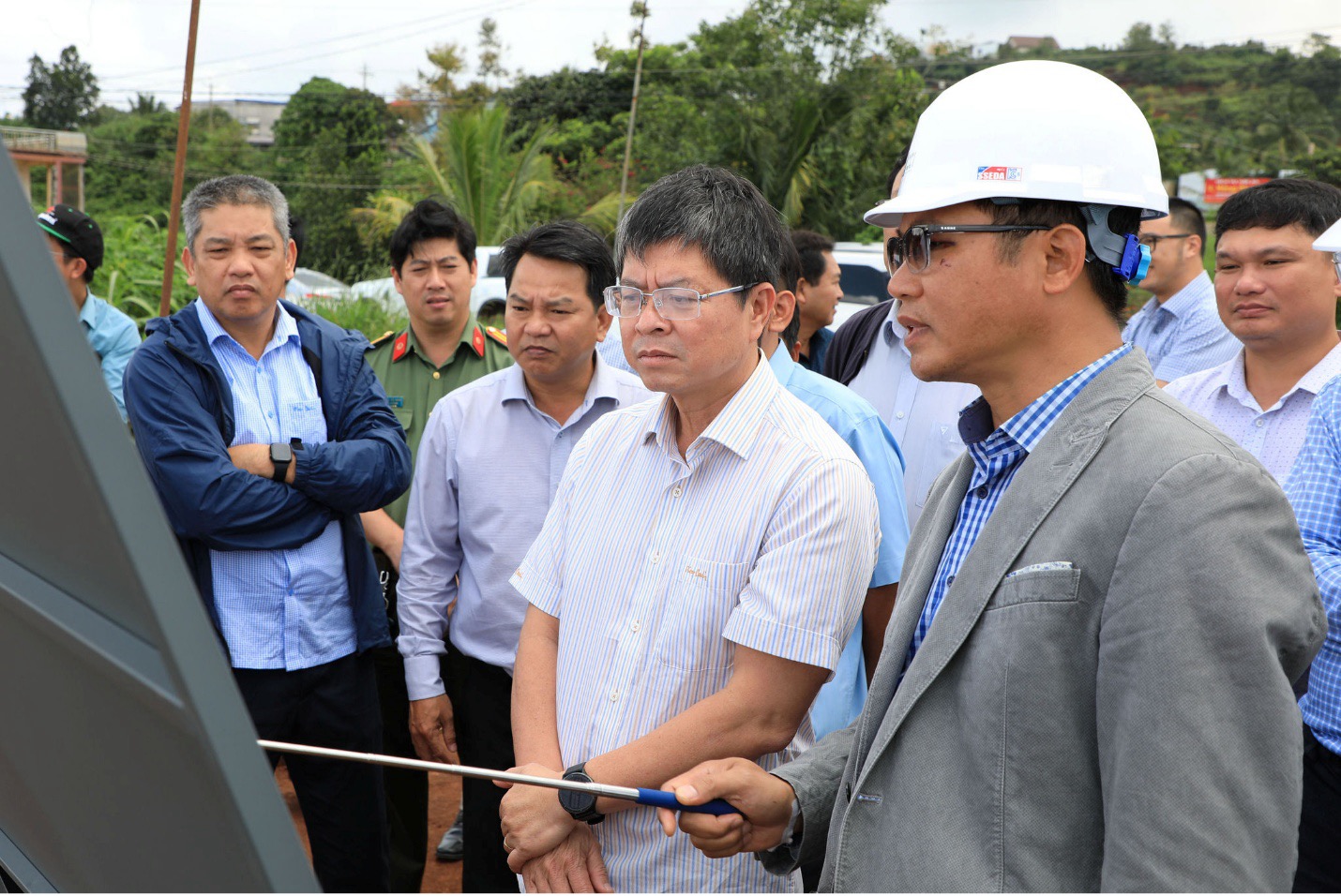 &Ocirc;ng Nguyễn Hồng Hải nghe b&aacute;o c&aacute;o tiến độ thi c&ocirc;ng tại n&uacute;t giao T&acirc;n Ch&acirc;u, cao tốc Bảo Lộc- Li&ecirc;n Khương. Ảnh L&ecirc; Phước