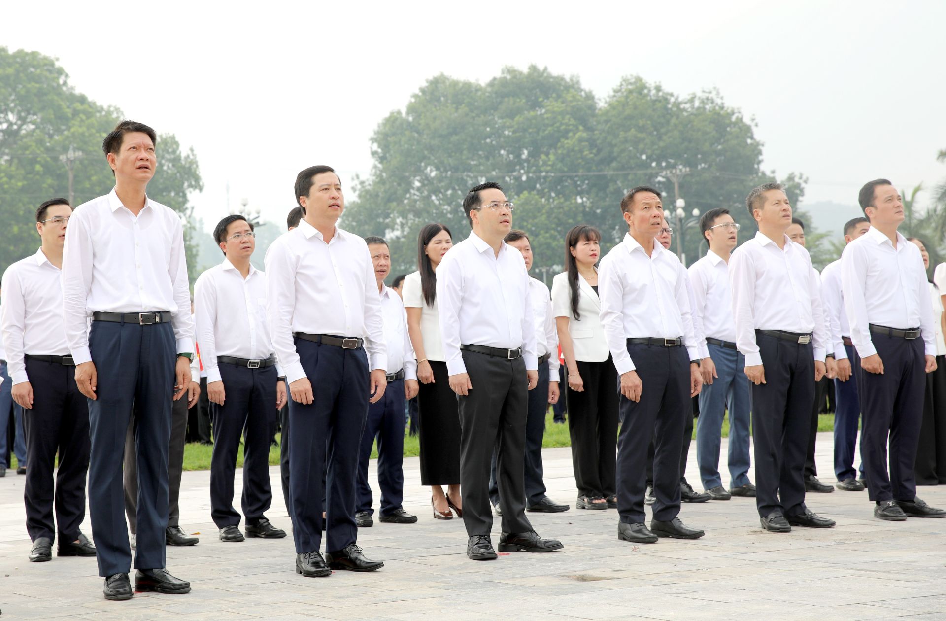C&aacute;c đồng ch&iacute; l&atilde;nh đạo tỉnh thực hiện nghi lễ ch&agrave;o cờ