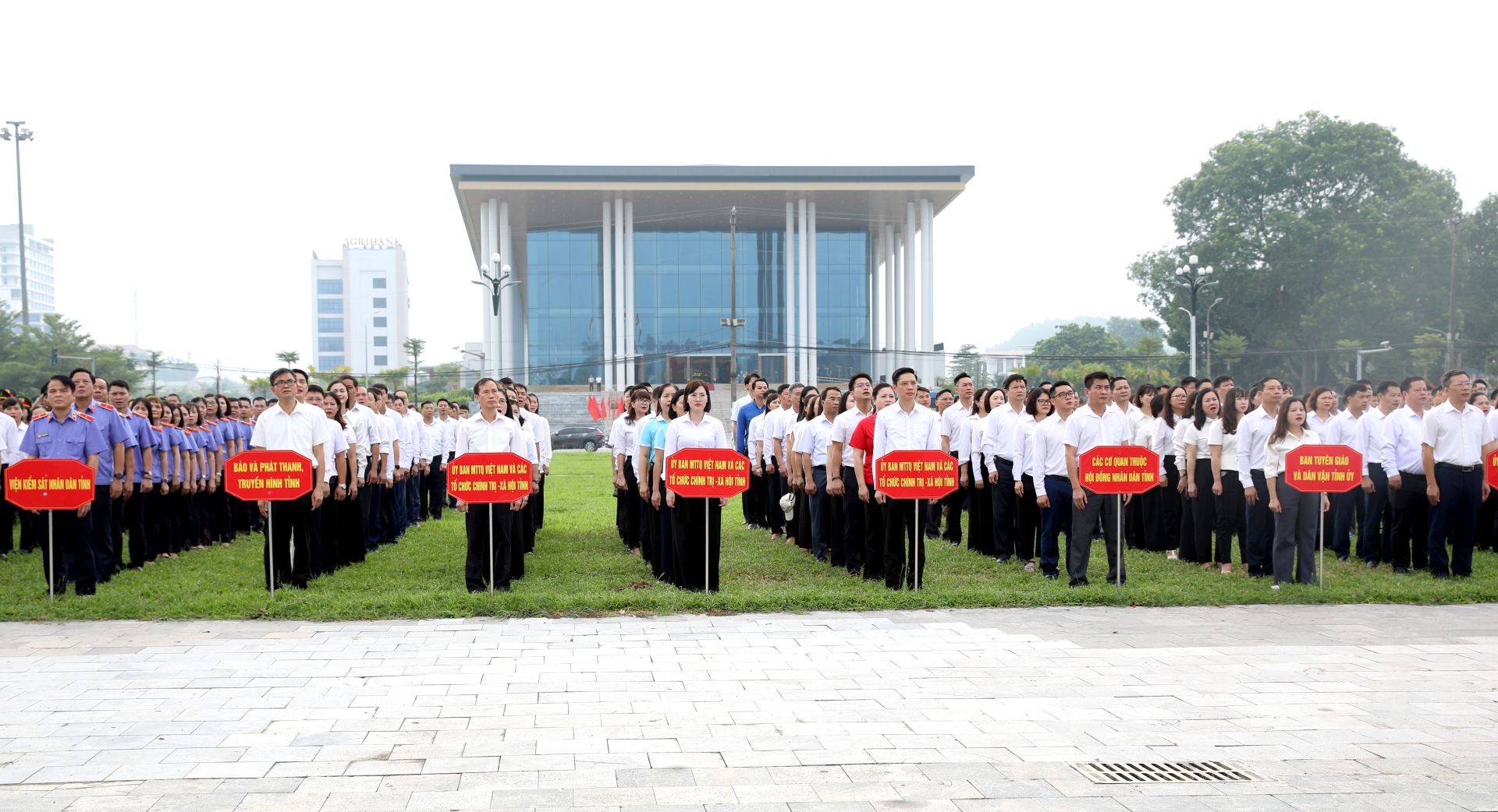 C&aacute;c đại biểu tham gia Lễ ch&agrave;o cờ
