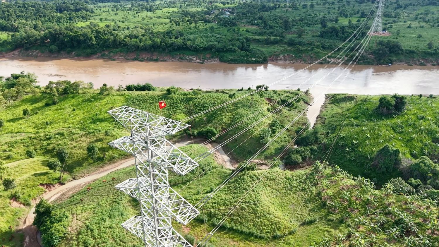 Tuyến đường d&acirc;y truyền tải 220kV từ nh&agrave; m&aacute;y điện gi&oacute; Savan 1 tr&ecirc;n l&atilde;nh thổ L&agrave;o đ&atilde; được ho&agrave;n th&agrave;nh sau hơn 6 th&aacute;ng thi c&ocirc;ng. (Ảnh: T&T Group)