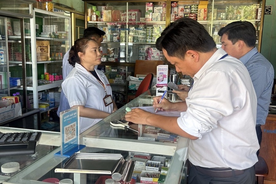 Đoàn kiểm tra một cơ sở hành nghề dược. Đoàn kiểm tra một cơ sở hành nghề dược.