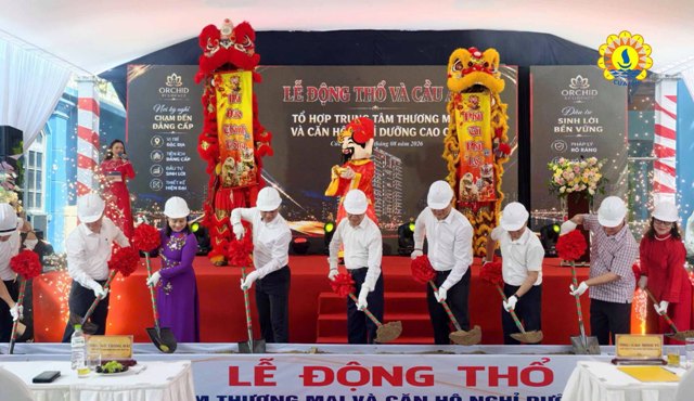 Các đại biểu thực hiện nghi thức động thổ, chính thức khởi công dự án. Các đại biểu thực hiện nghi thức động thổ, chính thức khởi công dự án.