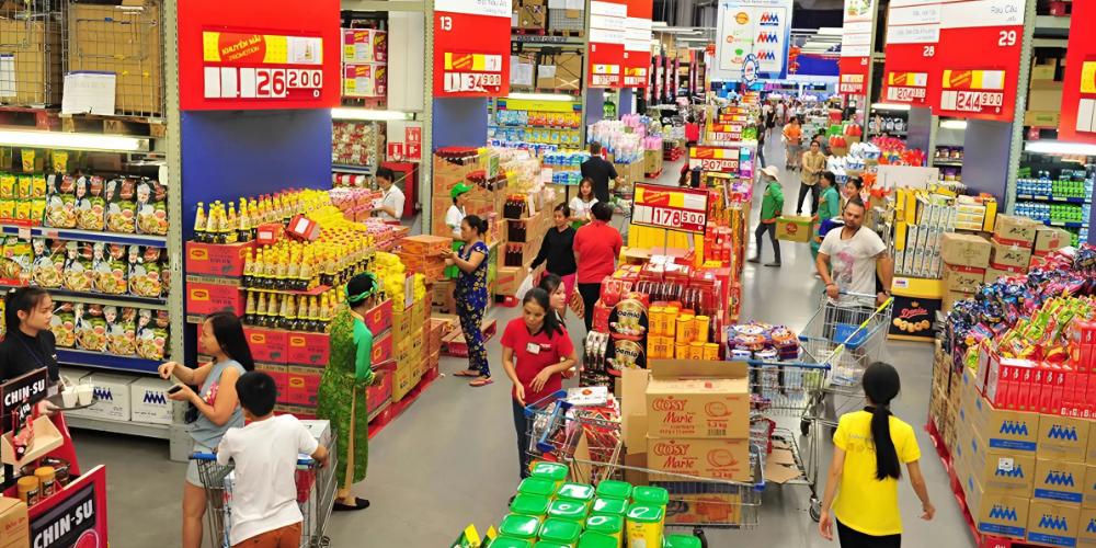 Người ti&ecirc;u d&ugrave;ng mua sắm tại si&ecirc;u thị. Ảnh: congthuong.hochiminhcity.gov.vn