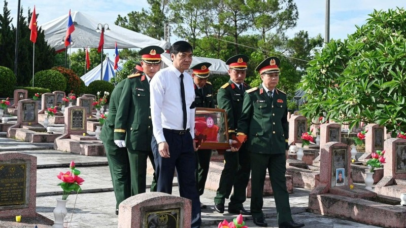 Lễ truy điệu và an táng hài cốt liệt sĩ tại Nghệ An. Lễ truy điệu và an táng hài cốt liệt sĩ tại Nghệ An.