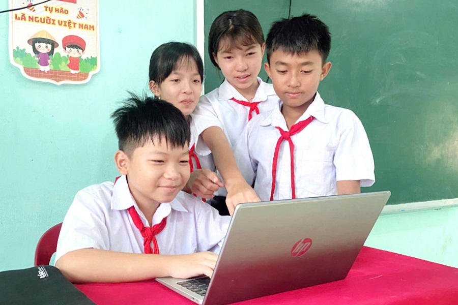 Học sinh tự tin sử dụng nền tảng số trong học tập. Học sinh tự tin sử dụng nền tảng số trong học tập.