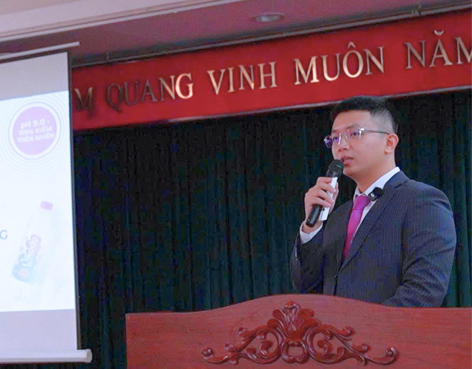 Ông Phạm Ngọc Duy, Trưởng phòng nghiên cứu và phát triển sản phẩm Công ty CP Nước khoáng Khánh Hòa (Vikoda) phát biểu tại hội nghị. Ông Phạm Ngọc Duy, Trưởng phòng nghiên cứu và phát triển sản phẩm Công ty CP Nước khoáng Khánh Hòa (Vikoda) phát biểu tại hội nghị.