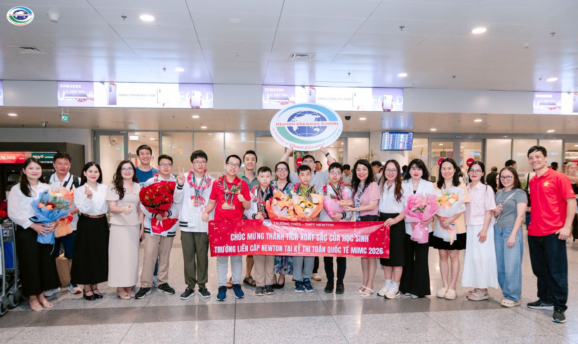 Đại diện Hệ thống Trường Liên cấp Newton đã có mặt tại sân bay Nội Bài để chào đón đoàn học sinh Việt Nam trở về sau hành trình tham dự Kỳ thi Toán học Quốc tế lần thứ 26. Đại diện Hệ thống Trường Liên cấp Newton đã có mặt tại sân bay Nội Bài để chào đón đoàn học sinh Việt Nam trở về sau hành trình tham dự Kỳ thi Toán học Quốc tế lần thứ 26.