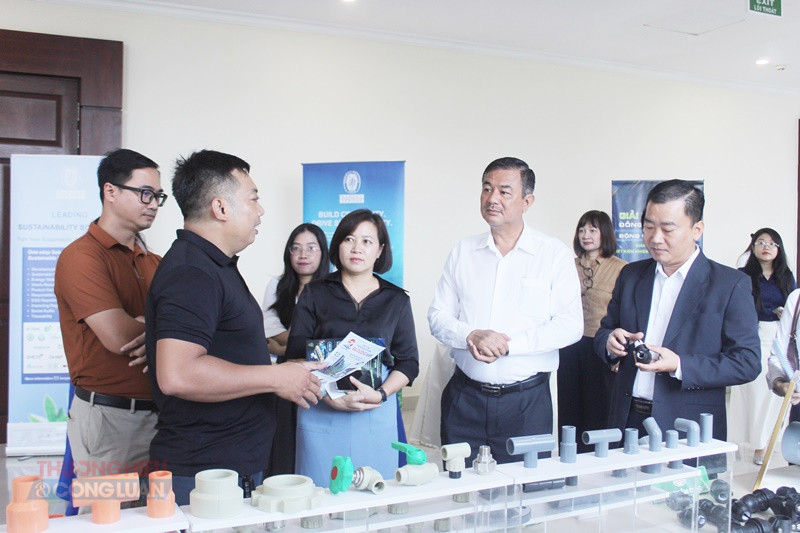 C&aacute;c đại biểu tham quan sản phẩm xanh, th&acirc;n thiện m&ocirc;i trường