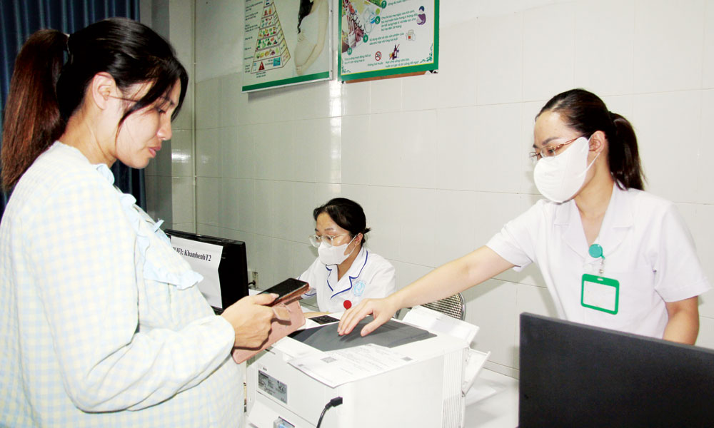 Giải pháp cải cách thủ tục hành chính trong đăng ký khám bệnh, chữa bệnh và đáp ứng sự hài lòng người bệnh bằng KIOSK thông minh và hoàn chi điện tử của nhóm tác giả Bệnh viện Sản - Nhi Bắc Ninh số 1 được công nhận hiệu quả áp dụng và phạm vi ảnh hưởng cấp tỉnh. Giải pháp cải cách thủ tục hành chính trong đăng ký khám bệnh, chữa bệnh và đáp ứng sự hài lòng người bệnh bằng KIOSK thông minh và hoàn chi điện tử của nhóm tác giả Bệnh viện Sản - Nhi Bắc Ninh số 1 được công nhận hiệu quả áp dụng và phạm vi ảnh hưởng cấp tỉnh.