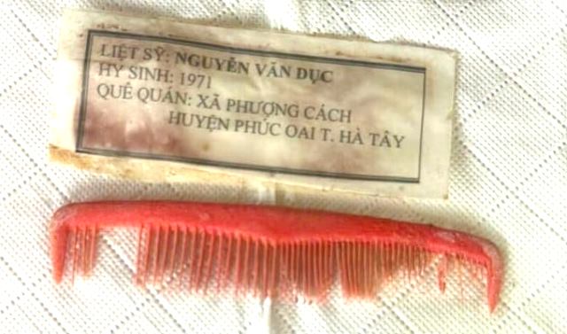 Chiếc lược đỏ và tấm giấy ép plastic in dòng chữ liệt sĩ Nguyễn Văn Dục - Ảnh: Ban Chỉ huy Quân sự xã Trà My. Chiếc lược đỏ và tấm giấy ép plastic in dòng chữ liệt sĩ Nguyễn Văn Dục - Ảnh: Ban Chỉ huy Quân sự xã Trà My.