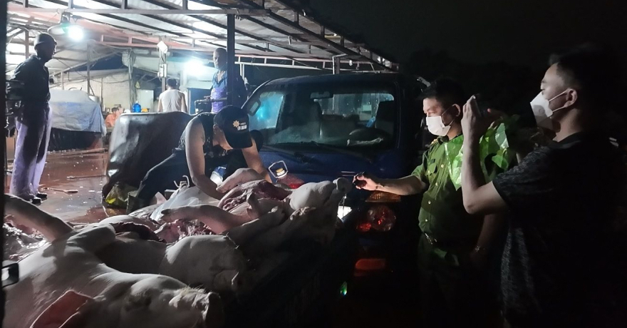 Lực lượng chức năng kiểm tra, ph&aacute;t hiện nhiều sai phạm tại l&ograve; mổ lợn tại phường Việt Hưng, Quảng Ninh