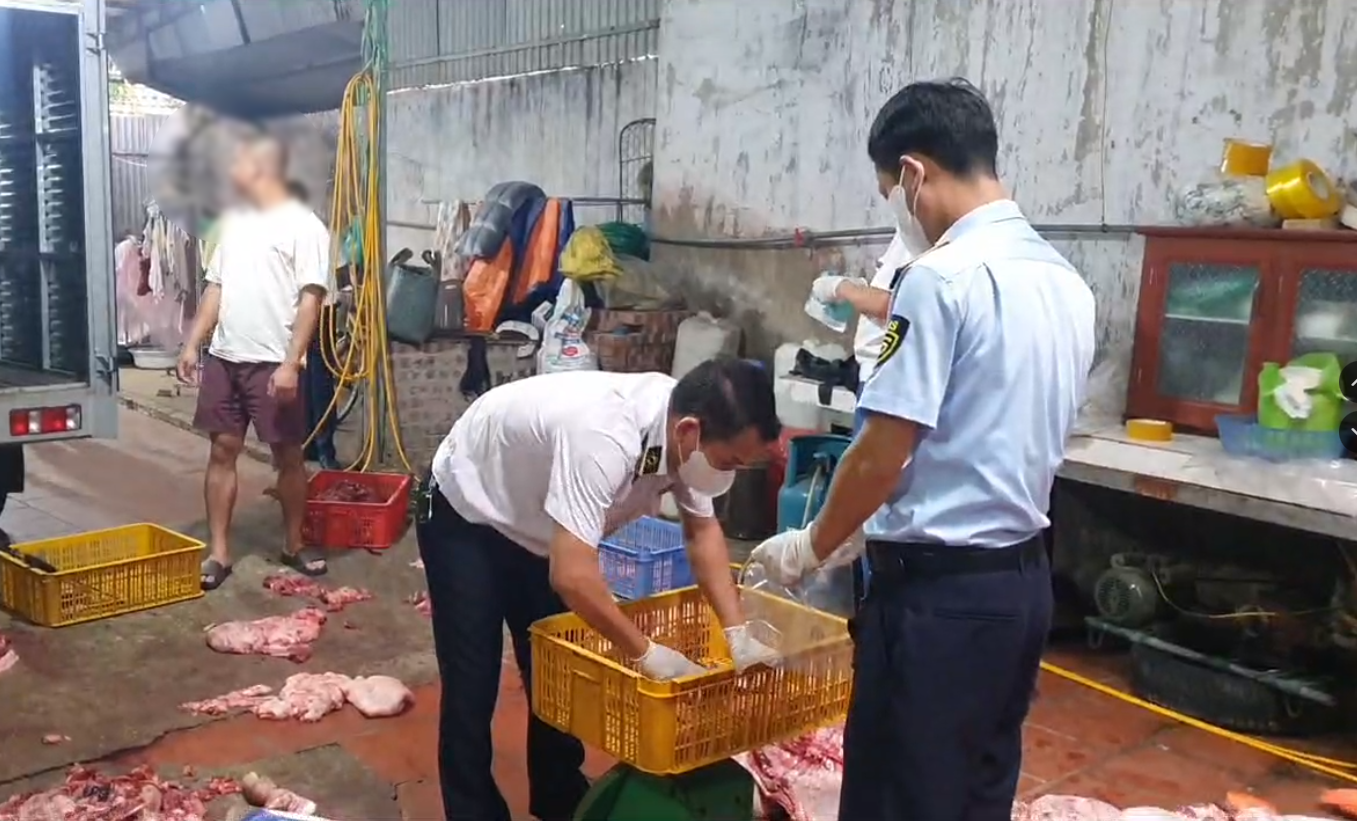 Lực lượng chức năng địa phương kiểm tra cơ sở kinh doanh của ông N.T.K tại tổ dân phố Lỗ Xá, phường Mỹ Hào, tỉnh Hưng Yên Lực lượng chức năng địa phương kiểm tra cơ sở kinh doanh của ông N.T.K tại tổ dân phố Lỗ Xá, phường Mỹ Hào, tỉnh Hưng Yên
