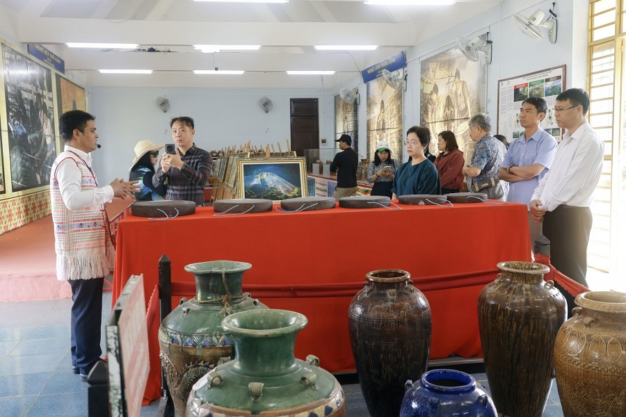 Nhiều nhạc cụ, dụng cụ cổ được sưu tầm, lưu giữ. (Ảnh: Hồng Thắm) Nhiều nhạc cụ, dụng cụ cổ được sưu tầm, lưu giữ. (Ảnh: Hồng Thắm)