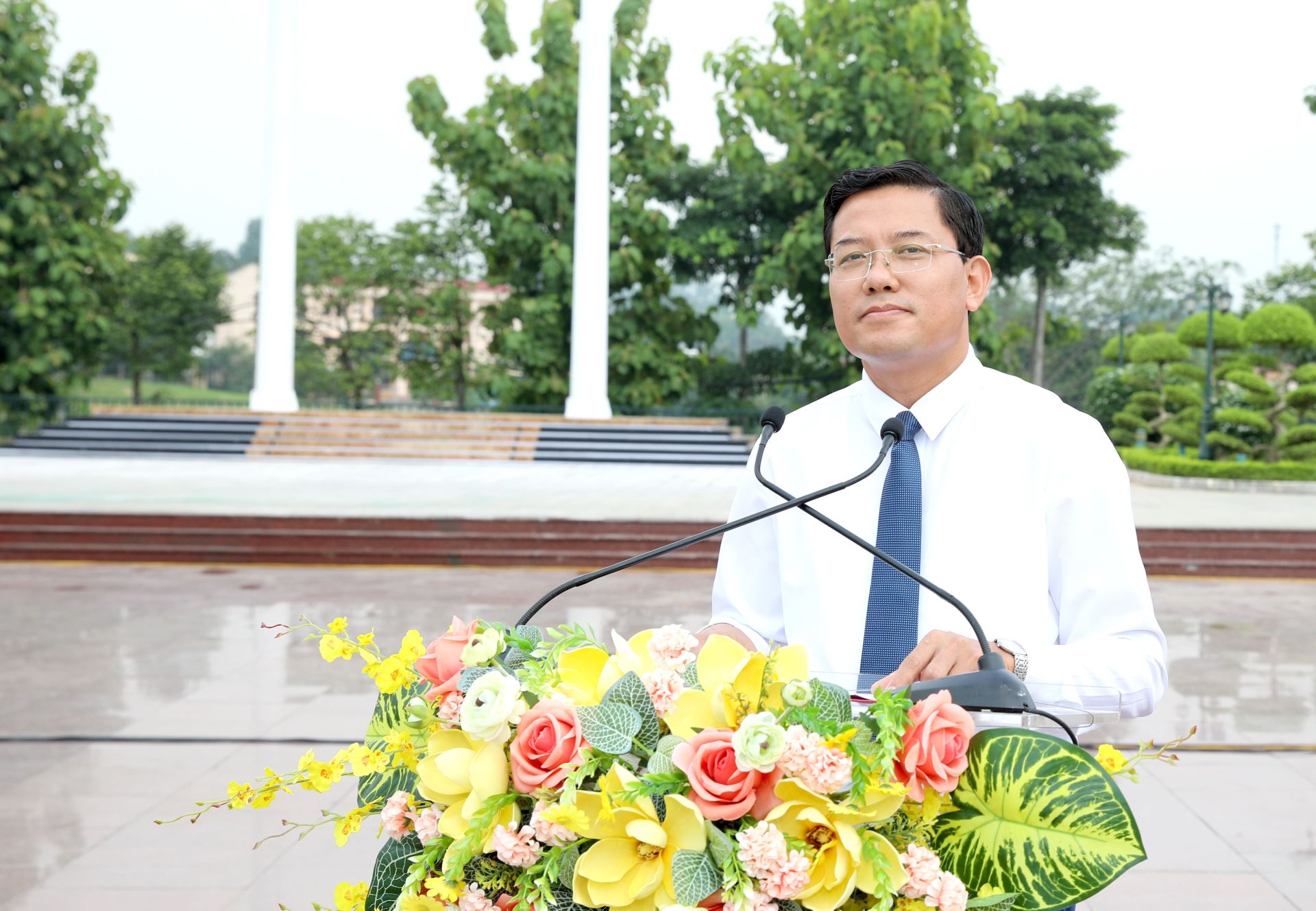Đồng ch&iacute; Ph&ugrave;ng Nam Trung - Ph&oacute; Trưởng ban Tuy&ecirc;n gi&aacute;o v&agrave; D&acirc;n vận Tỉnh ủy thực hiện nội dung sinh hoạt tư tưởng dưới cờ
