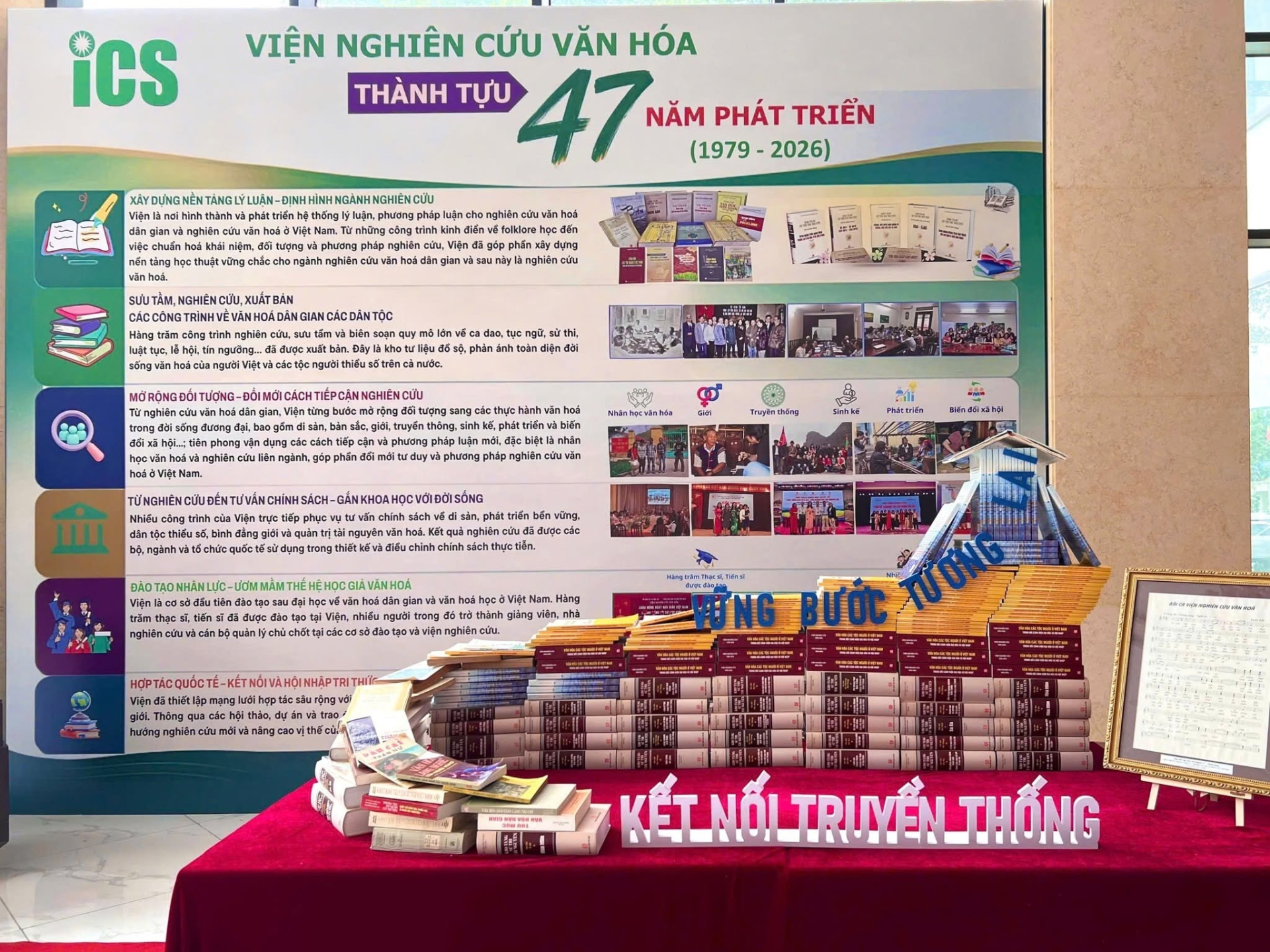 Không gian trưng bày của triển lãm, giới thiệu những thành tích nổi bật trong 73 năm xây dựng và phát triển của Viện Văn học và 47 năm của Viện Nghiên cứu Văn hóa Không gian trưng bày của triển lãm, giới thiệu những thành tích nổi bật trong 73 năm xây dựng và phát triển của Viện Văn học và 47 năm của Viện Nghiên cứu Văn hóa