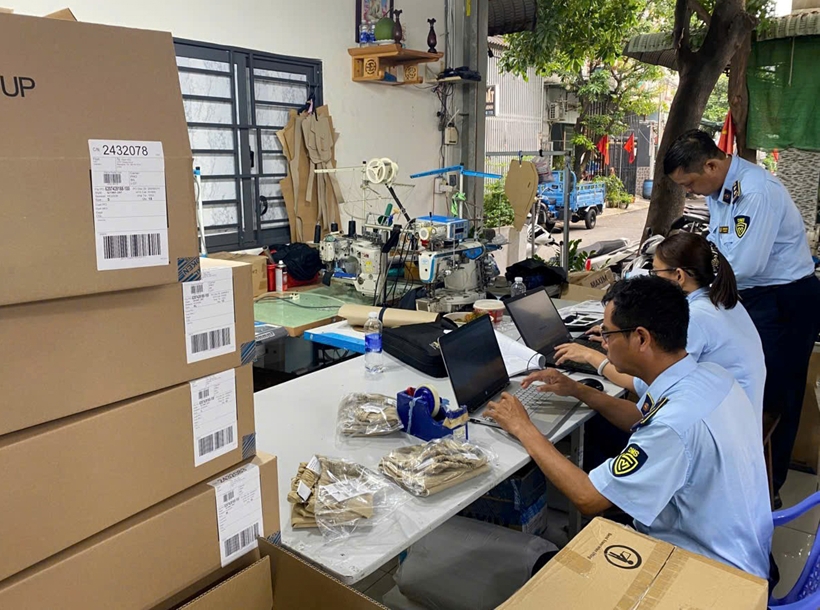 Đội Quản lý thị trường số 18 đã phát hiện 1 doanh nghiệp nằm trên phường Bình Hòa có dấu hiệu sản xuất, chứa trữ hàng hóa giả mạo nhãn hiệu. (Ảnh: Chi cục Quản lý thị trường TP. Hồ Chí Minh) Đội Quản lý thị trường số 18 đã phát hiện 1 doanh nghiệp nằm trên phường Bình Hòa có dấu hiệu sản xuất, chứa trữ hàng hóa giả mạo nhãn hiệu. (Ảnh: Chi cục Quản lý thị trường TP. Hồ Chí Minh)
