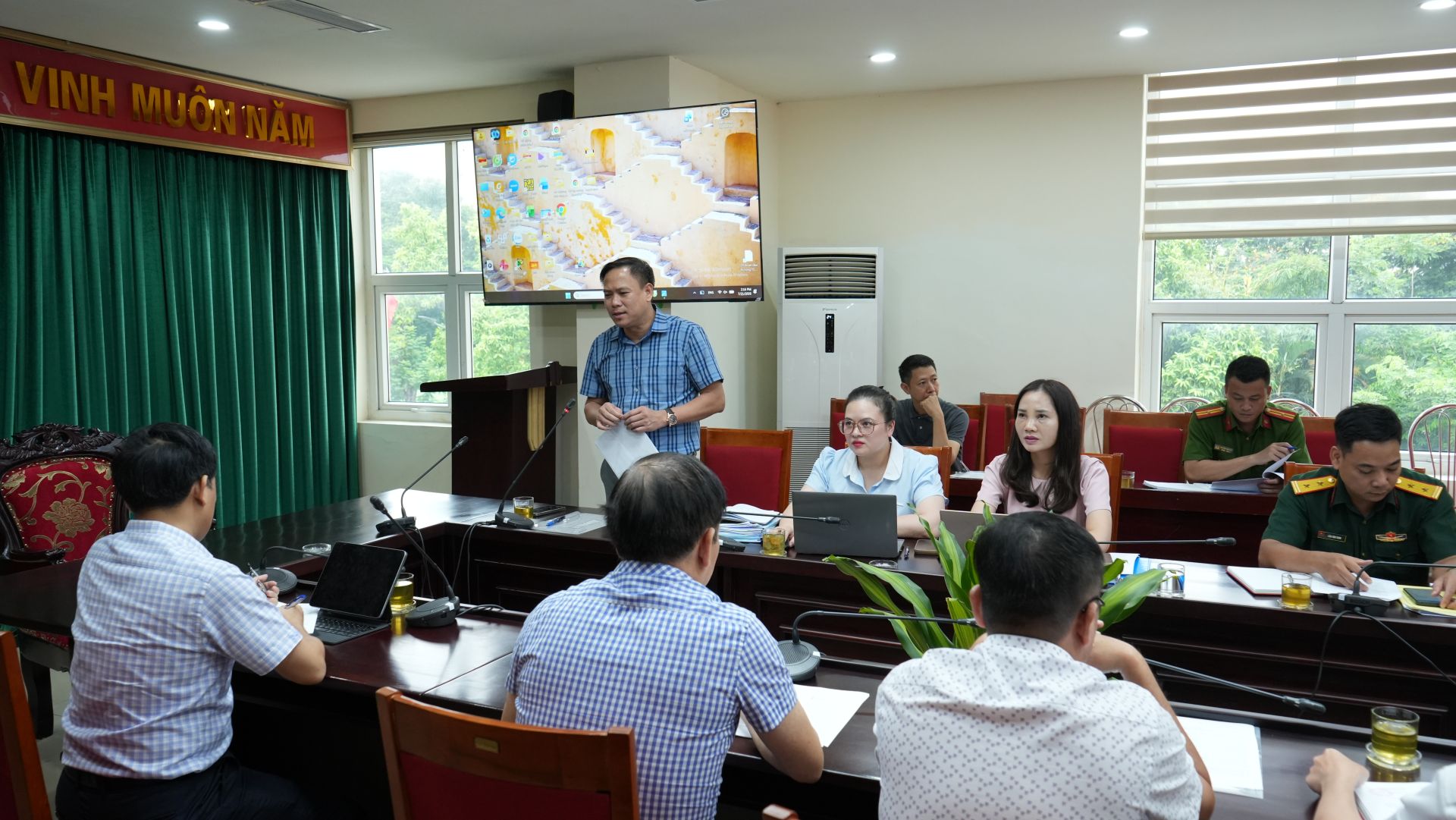 L&atilde;nh đạo phường Y&ecirc;n Sở b&aacute;o c&aacute;o đo&agrave;n kiểm tra về c&ocirc;ng t&aacute;c ph&ograve;ng, chống thi&ecirc;n tai tr&ecirc;n địa b&agrave;n.