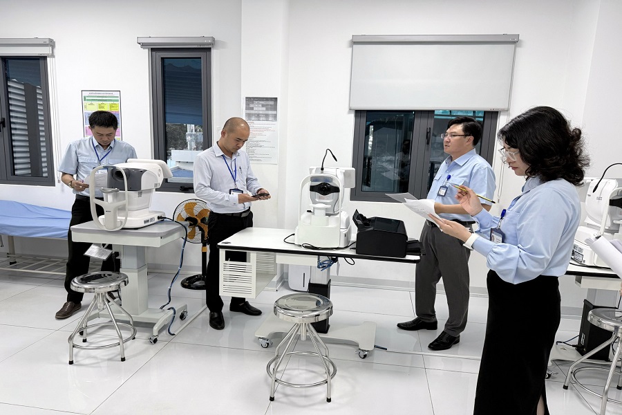 Đoàn kiểm tra của Sở Y tế tỉnh kiểm tra việc chấp hành các quy định của pháp luật về hành nghề khám, chữa bệnh; dược, mỹ phẩm; trang thiết bị y tế; kinh doanh kính thuốc; tiêm chủng dịch vụ trên địa bàn tỉnh năm 2026. Đoàn kiểm tra của Sở Y tế tỉnh kiểm tra việc chấp hành các quy định của pháp luật về hành nghề khám, chữa bệnh; dược, mỹ phẩm; trang thiết bị y tế; kinh doanh kính thuốc; tiêm chủng dịch vụ trên địa bàn tỉnh năm 2026.