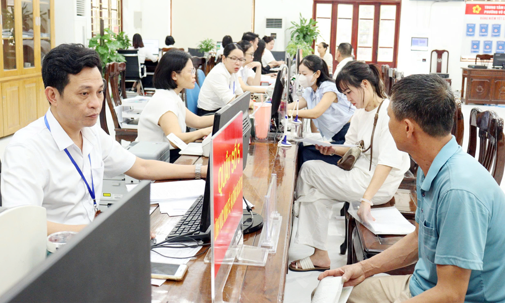Bắc Ninh sẽ tập trung xử lý điểm nghẽn về chuyển đổi số, dịch vụ công trực tuyến để phục vụ tốt hơn cho người dân, doanh nghiệp. Ảnh: Người dân làm thủ tục hành chính tại Trung tâm Phục vụ hành chính công phường Võ Cường. Bắc Ninh sẽ tập trung xử lý điểm nghẽn về chuyển đổi số, dịch vụ công trực tuyến để phục vụ tốt hơn cho người dân, doanh nghiệp. Ảnh: Người dân làm thủ tục hành chính tại Trung tâm Phục vụ hành chính công phường Võ Cường.