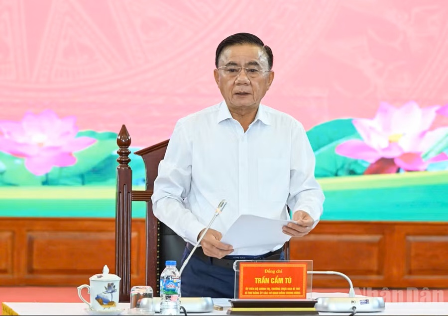 Thường trực Ban Bí thư Trần Cẩm Tú đã ký ban hành Kế hoạch số 06-KH/TW thực hiện Kết luận Hội nghị lần thứ ba Ban Chấp hành Trung ương Đảng khóa XIV. (Ảnh: DUY LINH) Thường trực Ban Bí thư Trần Cẩm Tú đã ký ban hành Kế hoạch số 06-KH/TW thực hiện Kết luận Hội nghị lần thứ ba Ban Chấp hành Trung ương Đảng khóa XIV. (Ảnh: DUY LINH)