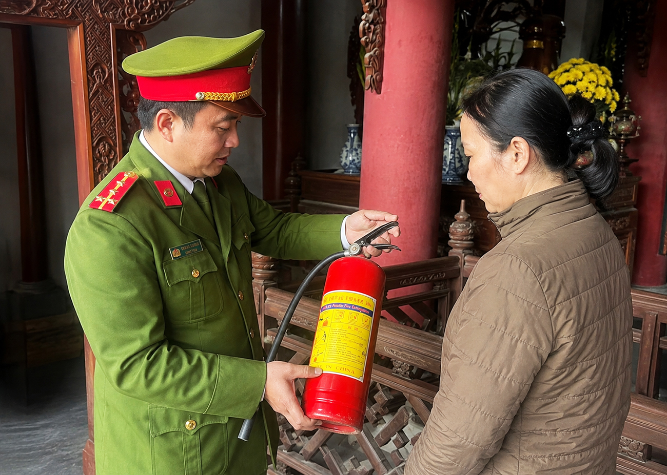 Tăng cường tuyên truyền, phổ biến kiến thức, kỹ năng PCCC, xây dựng phong trào toàn dân tham gia bảo vệ an toàn các di tích. Tăng cường tuyên truyền, phổ biến kiến thức, kỹ năng PCCC, xây dựng phong trào toàn dân tham gia bảo vệ an toàn các di tích.