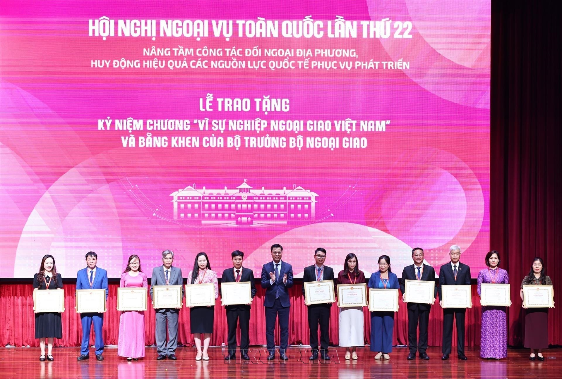 Thứ trưởng Bộ Ngoại giao Đặng Hoàng Giang trao Bằng khen của Bộ Ngoại giao cho các tập thể. Ảnh: Minh Đức – TTXVN Thứ trưởng Bộ Ngoại giao Đặng Hoàng Giang trao Bằng khen của Bộ Ngoại giao cho các tập thể. Ảnh: Minh Đức – TTXVN