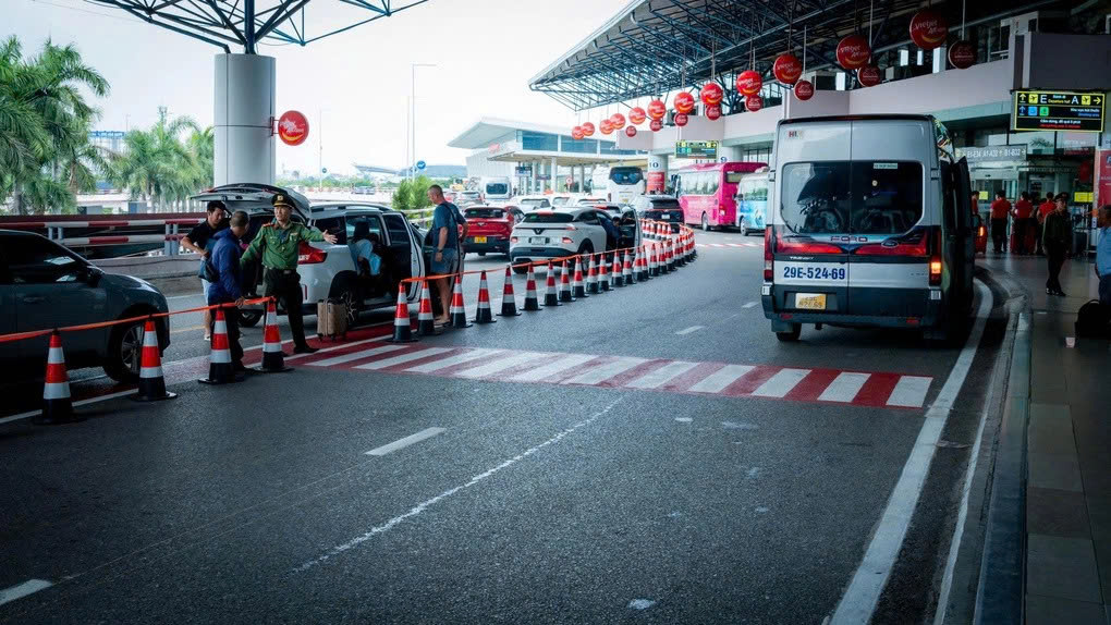 Lực lượng chức năng hướng dẫn phương tiện di chuyển theo làn, bảo đảm trật tự giao thông tại khu vực đón, trả khách trước Nhà ga T1 sau khi áp dụng phương án phân luồng mới. Lực lượng chức năng hướng dẫn phương tiện di chuyển theo làn, bảo đảm trật tự giao thông tại khu vực đón, trả khách trước Nhà ga T1 sau khi áp dụng phương án phân luồng mới.