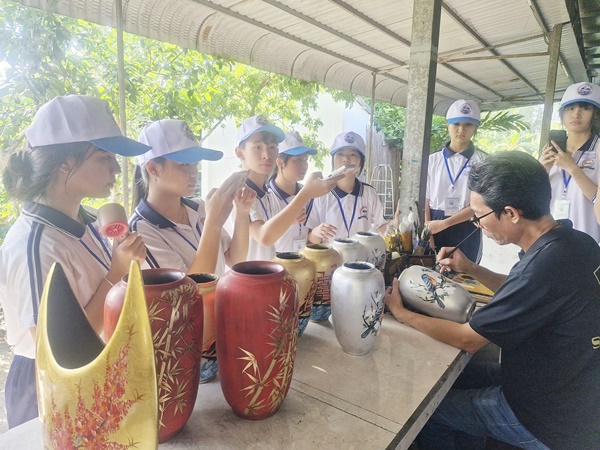 C&aacute;c em h&agrave;o hứng xem nghệ nh&acirc;n trang tr&iacute; sản phẩm v&agrave; t&igrave;m hiểu nghề sơn m&agrave;i
