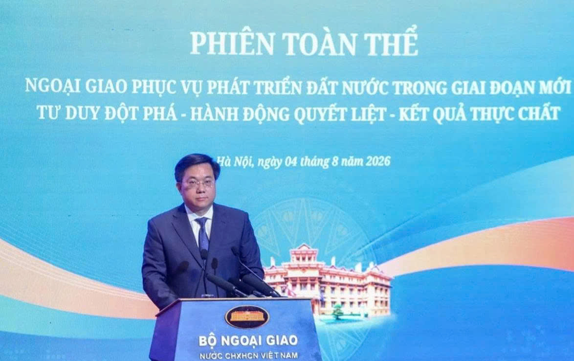Chủ tịch UBND tỉnh Ph&uacute; Thọ Trần Duy tr&igrave;nh b&agrave;y tham luận tại Phi&ecirc;n to&agrave;n thể về &ldquo;Ngoại giao phục vụ ph&aacute;t triển đất nước trong giai đoạn mới - tư duy đột ph&aacute;, h&agrave;nh động quyết liệt, kết quả thực chất&rdquo;. (Ảnh: Anh Tuấn)