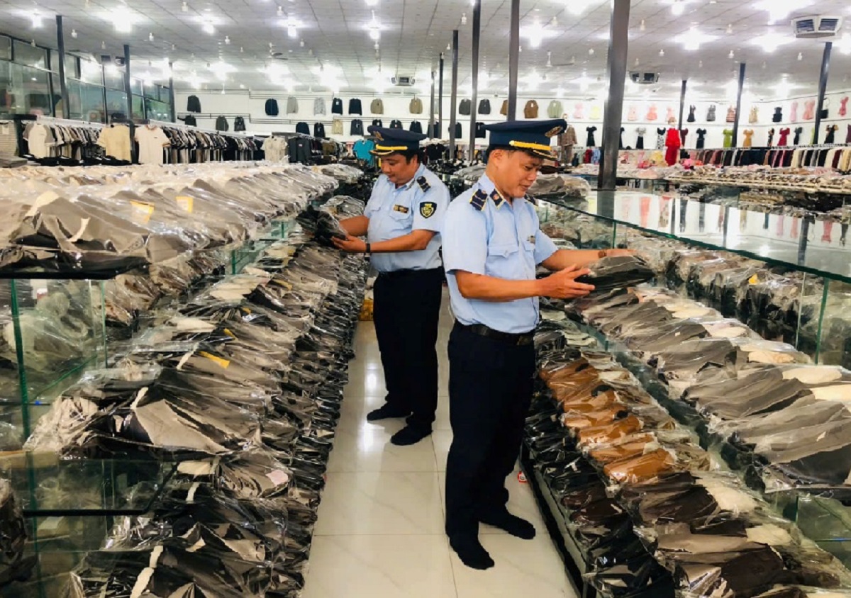 Lực lượng thuộc Đội Quản lý thị trường số 1 tỉnh Đồng Tháp kiểm tra hàng hóa tại cơ sở kinh doanh Lực lượng thuộc Đội Quản lý thị trường số 1 tỉnh Đồng Tháp kiểm tra hàng hóa tại cơ sở kinh doanh