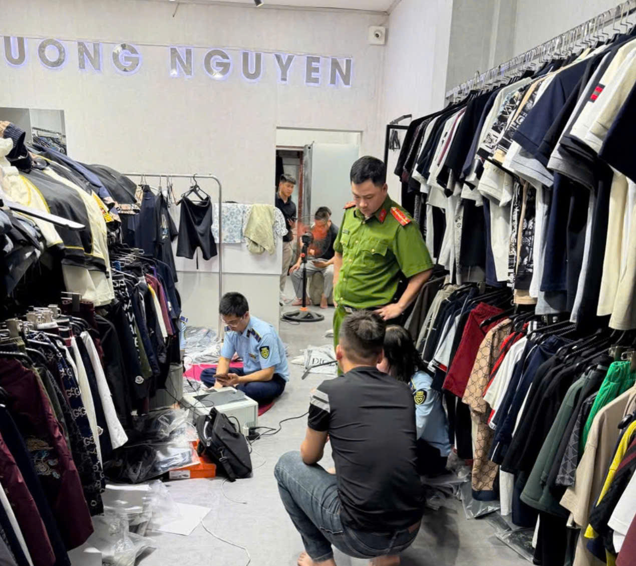 Hộ kinh doanh Dương Nguyễn bị ph&aacute;t hiện b&agrave;y b&aacute;n h&agrave;ng h&oacute;a giả mạo nhiều nh&atilde;n hiệu nổi tiếng.