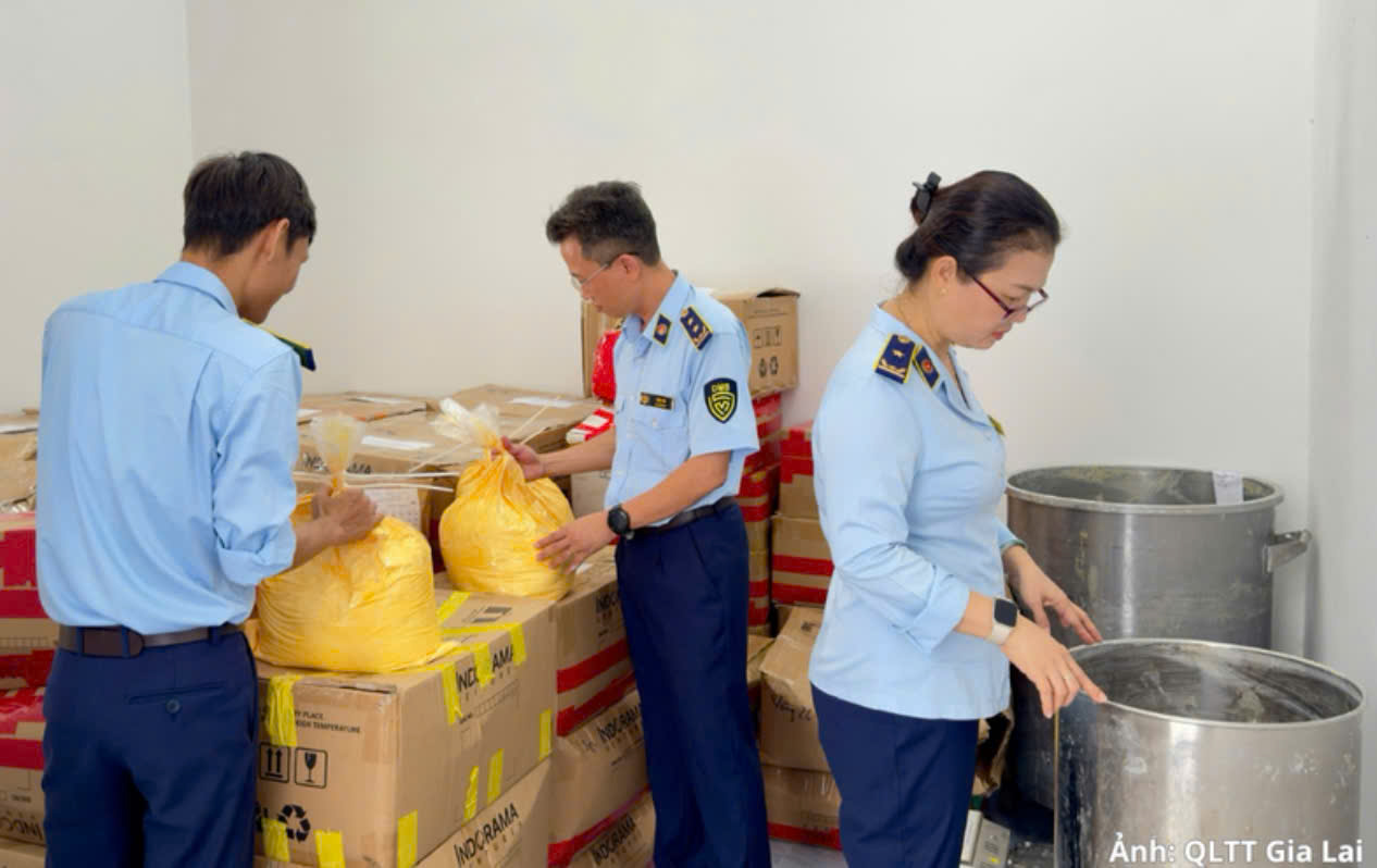 Nhiều nguyên liệu và máy móc phục vụ sản xuất mỹ phẩm cũng bị tạm giữ để phục vụ công tác xác minh. (Ảnh: QLTT Gia Lai) Nhiều nguyên liệu và máy móc phục vụ sản xuất mỹ phẩm cũng bị tạm giữ để phục vụ công tác xác minh. (Ảnh: QLTT Gia Lai)