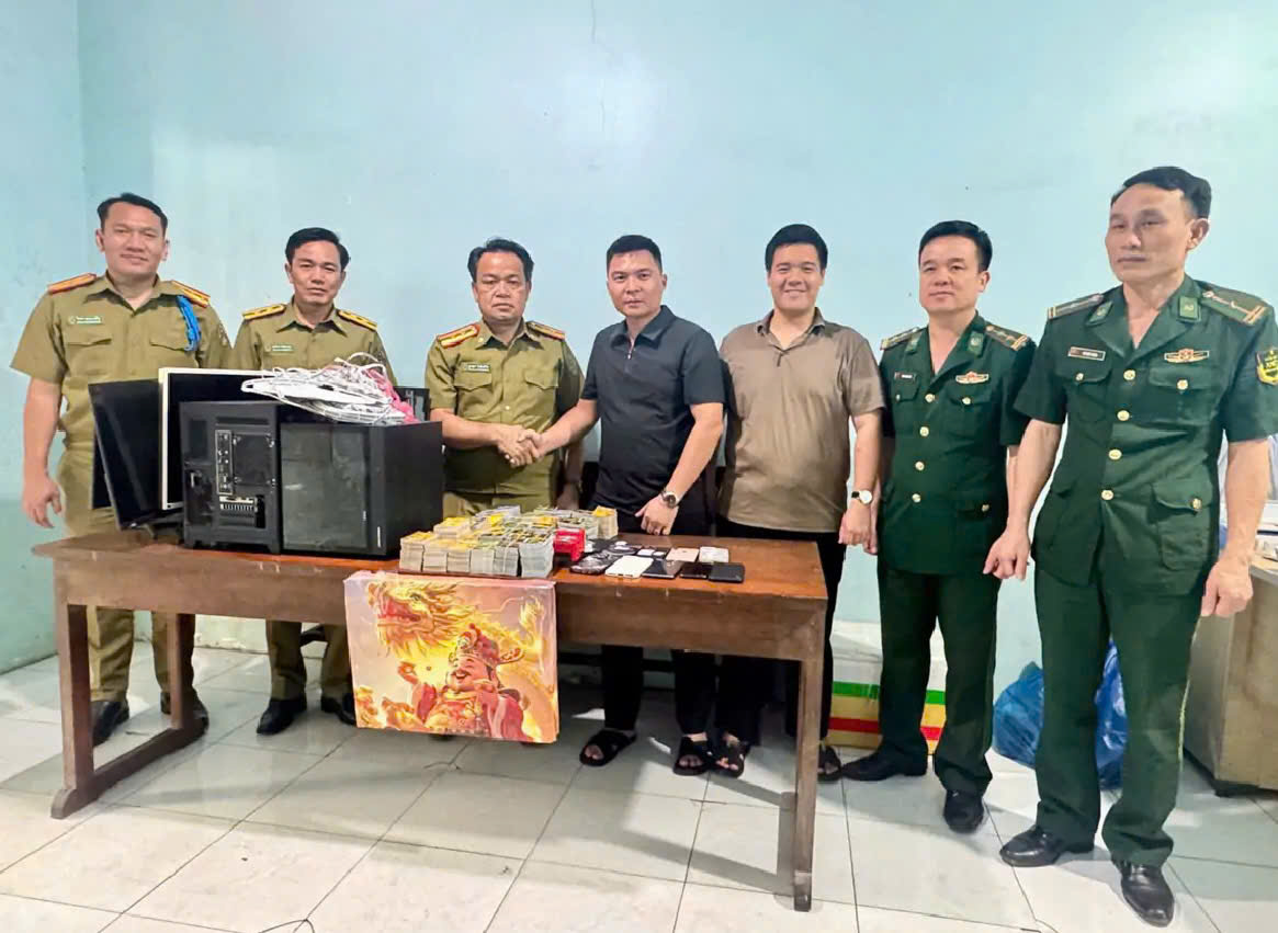 Công an tỉnh Phú Thọ phối hợp với Công an tỉnh Khăm - Muộn, Lào để xác minh hoạt động của các đối tượng tại Lào. (Ảnh: Công an tỉnh Phú Thọ) Công an tỉnh Phú Thọ phối hợp với Công an tỉnh Khăm - Muộn, Lào để xác minh hoạt động của các đối tượng tại Lào. (Ảnh: Công an tỉnh Phú Thọ)