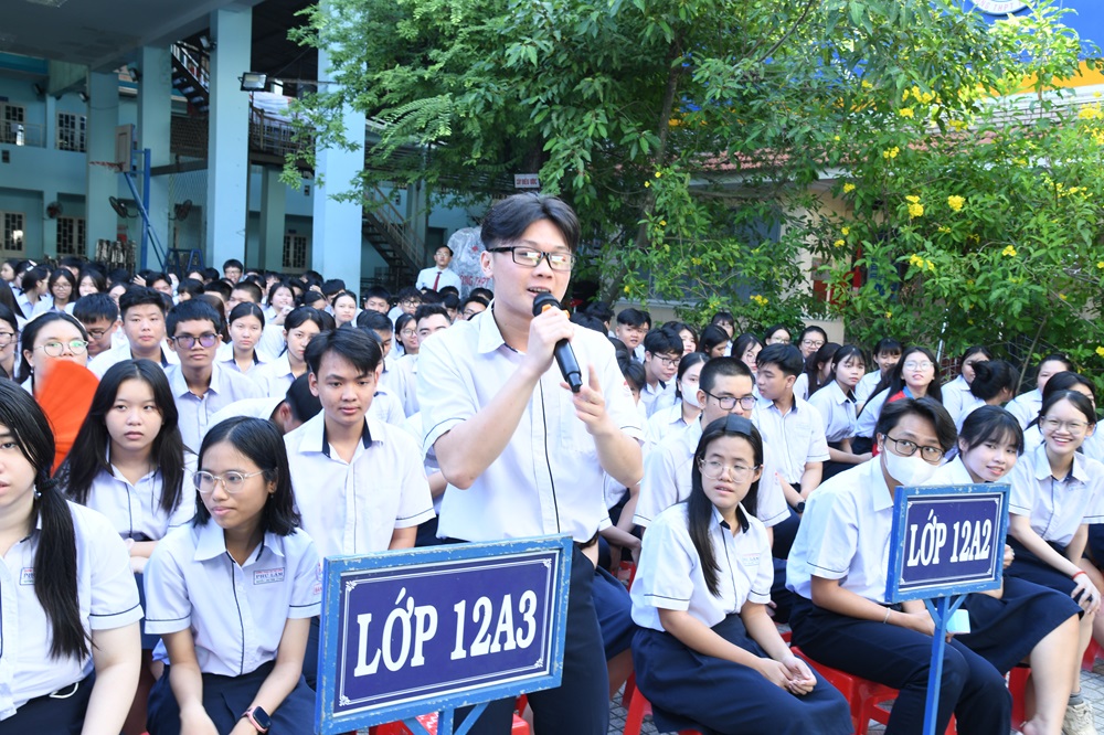 Học sinh trường THPT Ph&uacute; L&acirc;m trả lời c&aacute;c c&acirc;u hỏi của ban tổ chức